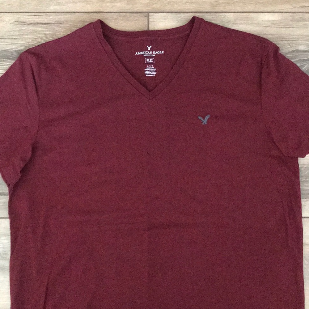 American Eagle Men’s V-neck Flex T EUC Size L